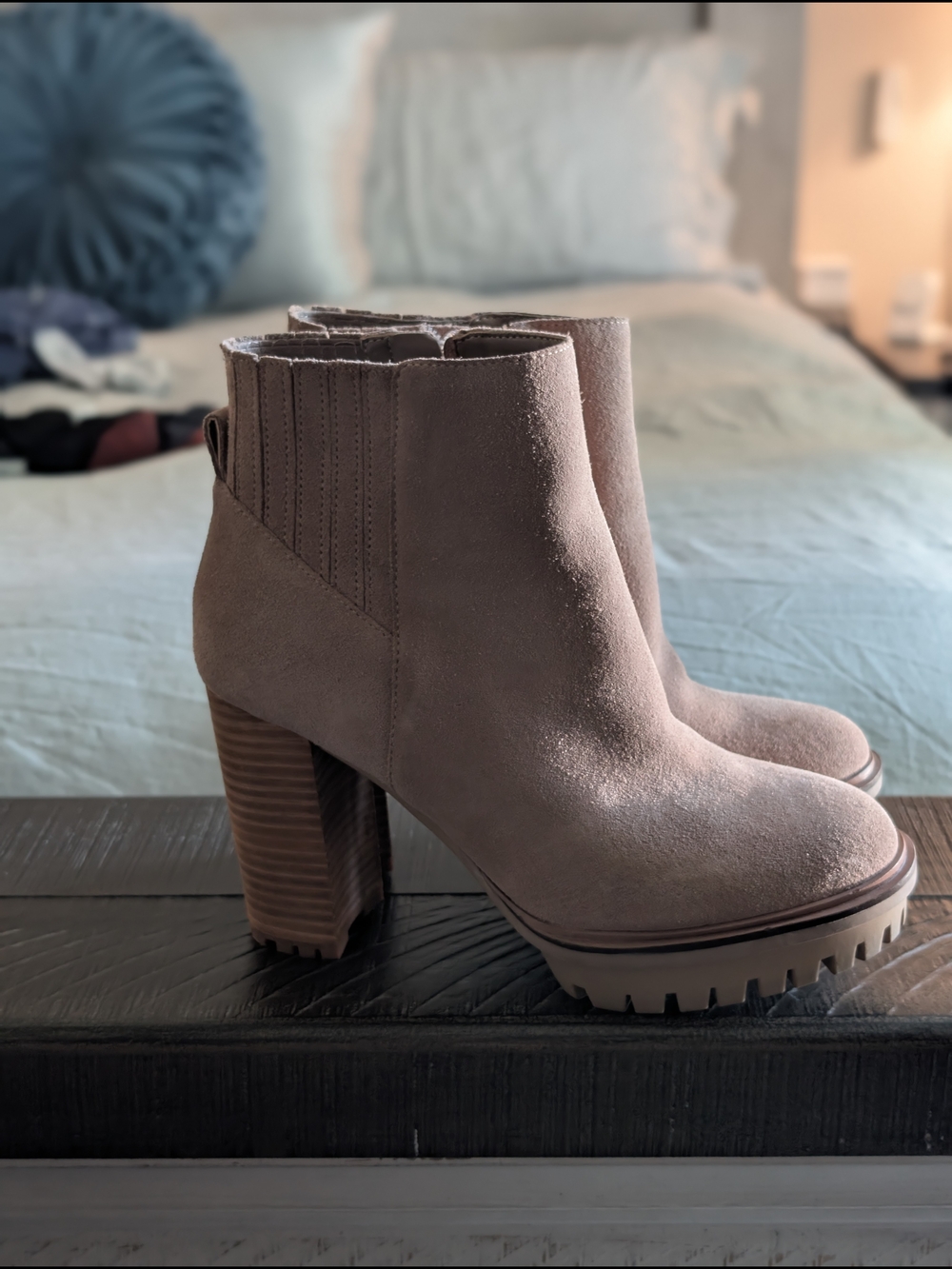Vince Camuto Ernessa Suede Lug Sole Stacked Heel Ankle Booties Taupe 6.5 EUC
